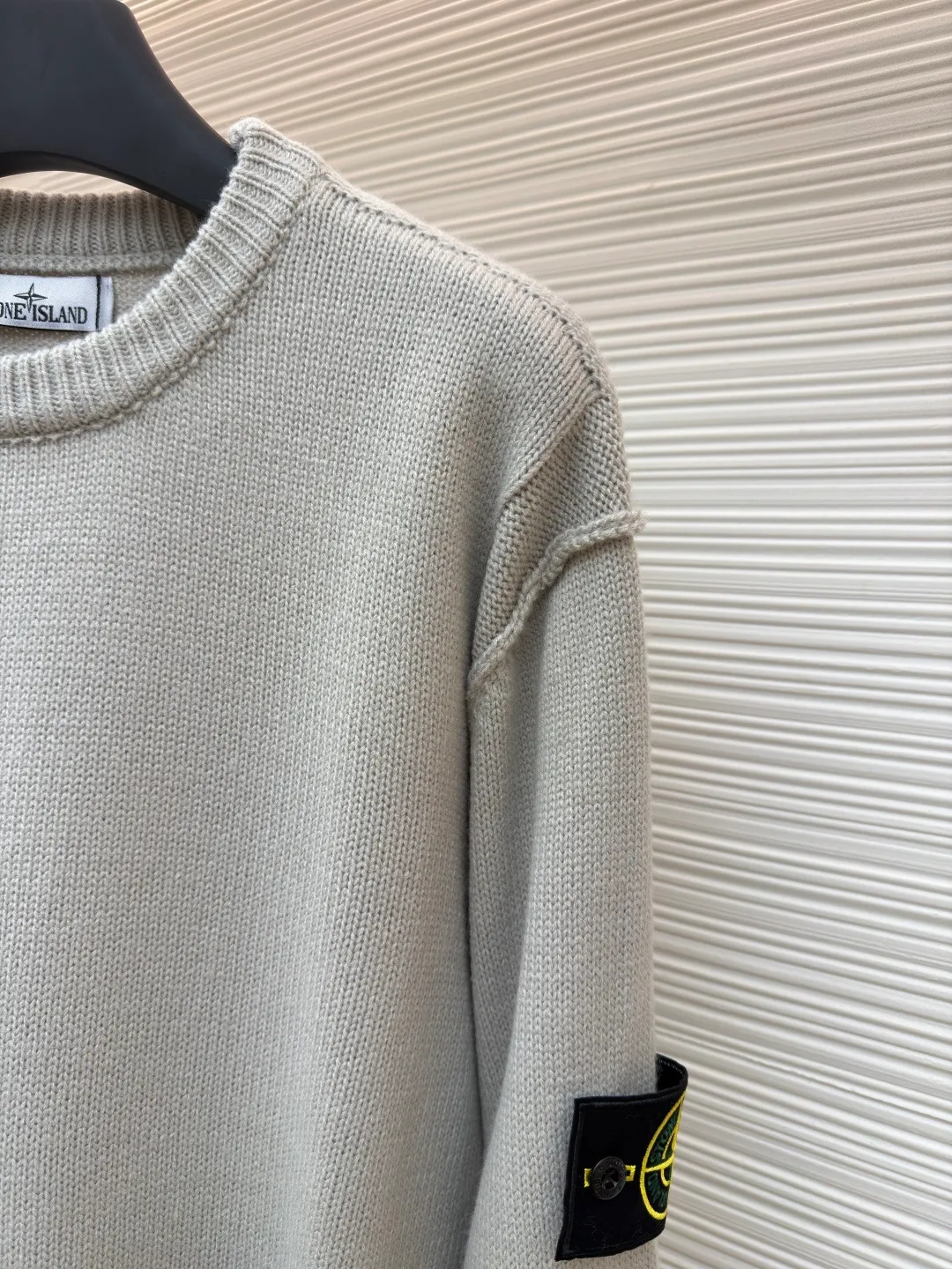 P420 Stonelsland Stone Island arm embroidered logo sweater ●Original version: 3690 purchase and development ●Item number: 1681949-A75 ●Fabric: wool blended fabric ●Technology: knitted ●Color: apricot ●Version: fitted version ●Weight: about 535 grams ●Size: S-M-L-XL ●Description: Made of 30% wool, 50% cotton, 20% spandex. The arm embroidery logo is made of double-layer soft leather, with embroidery logo technology on the surface and embellishment with the brand logo. Comes with laser engraved metal buttons. Garment washing-fixing color-fixing pattern-removing wool impurities. This style is woven with a 7-needle imported machine, with knitted threads on the neck and hem, and embroidered logos on the arms to present the brand vision. The overall wiring is straight and delicate, the fabric is comfortable and soft, and the color is consistent without color difference. It can be matched with the same style to create a fashionable look and control various occasions. Customized accessories, complete with three standards, same style for men and women!